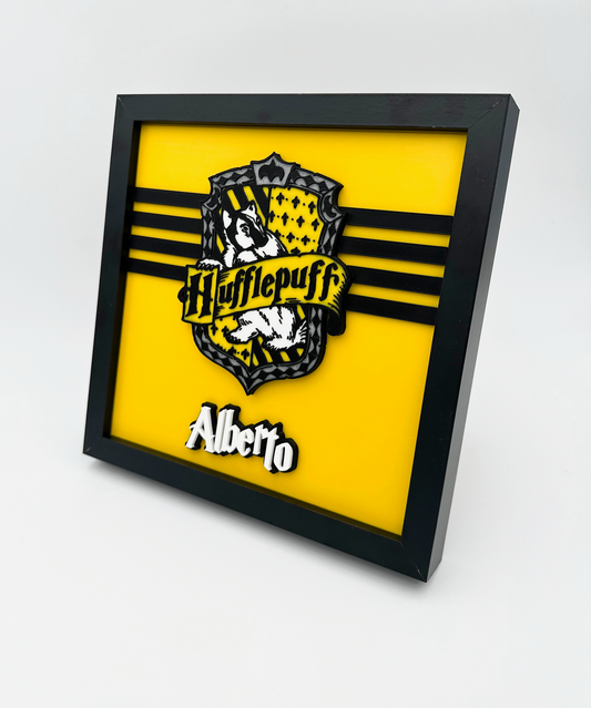 Marco Hufflepuff impreso en 3D con escudo amarillo y negro, estilo Hogwarts, vista de perfil