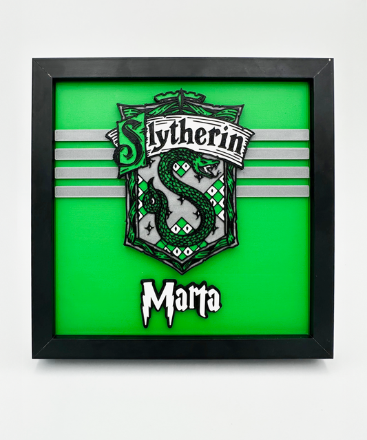 Cuadro Slytherin impreso en 3D con escudo verde y plata, ideal para regalo.