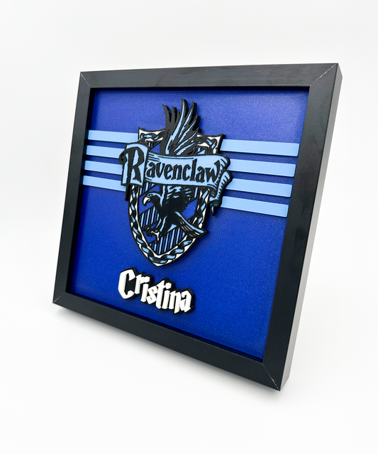 Cuadro Ravenclaw impreso en 3D con colores azul y bronce, ideal para fans, vista de perfil