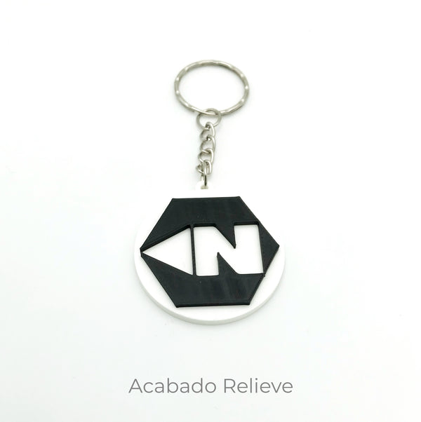 Llavero con logo en relieve