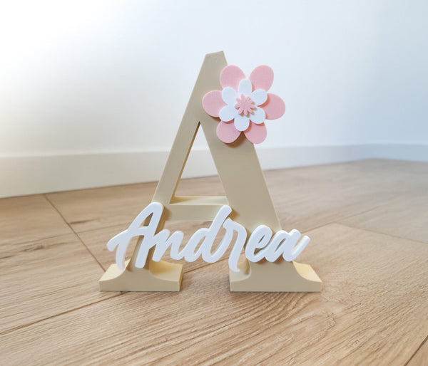 Letra «Andrea» con flor